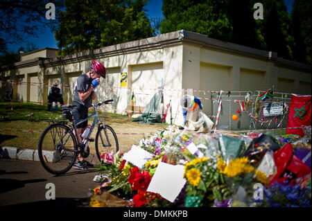 Johannesburg, Afrique du Sud. 15 décembre 2013.en deuil de lui rendre un dernier sujet de Nelson Mandela à l'extérieur de sa maison durant son Houghton funérailles nationales le 15 décembre 2013 à Johannesburg, Afrique du Sud. Nelson Mandela est décédé dans la soirée du 5 décembre 2013 à son domicile. Il est inhumé au sa ferme à Qunu aujourd'hui. (Photo par Gallo Images / Foto24 / Nelius Rademan) Credit : Gallo images/Alamy Live News Banque D'Images