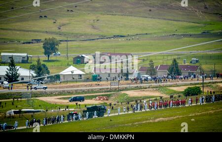 Qunu, Afrique du Sud. Le 15 décembre 2013. La procession finale Madiba le 15 décembre 2013 à Qunu, Afrique du Sud. Nelson Mandela est décédé dans la soirée du 5 décembre 2013 à son domicile. Il est inhumé au sa ferme à Qunu lors des funérailles d'État. (Photo par Gallo Images / Foto24 / Christiaan Kotze) Credit : Gallo images/Alamy Live News Banque D'Images