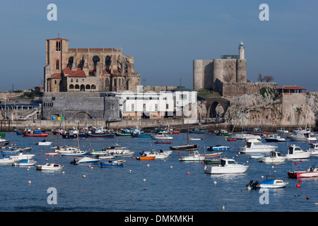 Port de Castro Urdiales. Dans l'arrière-plan l'église de Santa María de la Asunción, le phare du château de Santa Ana. Banque D'Images