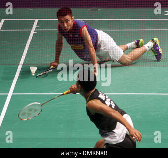 Kuala Lumpur, Malaisie. Le 15 décembre, 2013. L'Indonésie est Tommy Sugiarto retour la navette pour Lee Chong Wei de la Malaisie (haut) lors de leur dernier match du monde BWF Superseries Badminton finales au stade de Cheras, Kuala Lumpur/Sellehuddin Crédit : Kamal ZUMAPRESS.com/Alamy Live News Banque D'Images