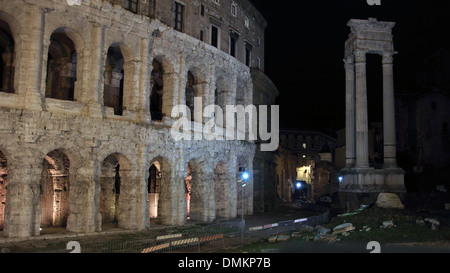 Vue de nuit sur le théâtre de Marcellus, ancien théâtre de plein air à Rome, Italie Banque D'Images