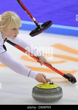 Füssen, Allemagne. 14 Décembre, 2013. Le Skaarsmoen Anneline curler norvégien joue pendant le jeu pour la qualification pour les jeux olympiques à l'Aréna de Füssen, Allemagne, 14 décembre 2013. Photo : Karl-Josef Opim/dpa/Alamy Live News Banque D'Images