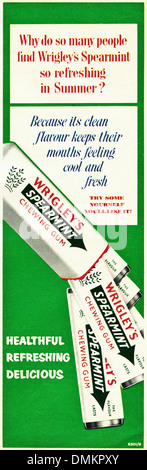 Années 1950, la publicité. Original Vintage magazine advertisement annonce pour WRIGLEY'S SPEARMINT CHEWING-GUM Banque D'Images