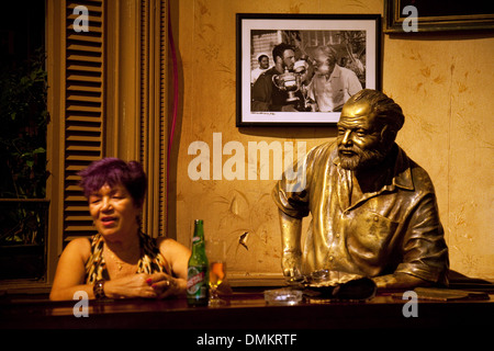 Bar El Floridita, intérieur avec statue de Ernest Hemingway et un mécène local, La Havane, Cuba Caraïbes, Amérique Latine Banque D'Images