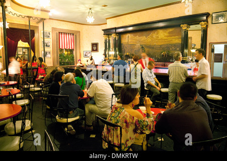 El Floridita bar intérieur, célèbre pour ses associations avec l'écrivain Ernest Hemingway, la Havane, Cuba, Caraïbes Banque D'Images