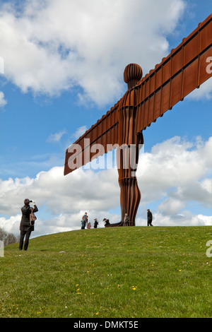 Prendre une photo d'un Ange du Nord, une immense sculpture,créé par Anthony Gormley, Gateshead, Northumberland, Angleterre. Banque D'Images