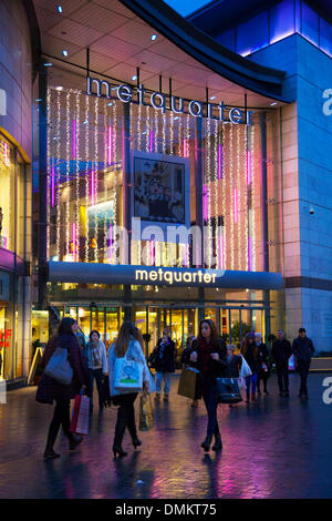 Liverpool, Merseyside, Royaume-Uni 15 décembre 2013. Metquarter à Whitechapel où gros rabais offerts par les détaillants tentés par les acheteurs de Noël en grand nombre dans les rues et centres commerciaux à travers le Royaume-Uni aujourd'hui. Cela signifiait que les détaillants ont profiter de la négociation sur l'avant-dernier dimanche avant Noël. Certains des plus célèbres magasins général offert des réductions allant jusqu'à 50 % et baisser les prix jusqu'à 75 % sur une sélection de cadeaux. Des milliers de visiteurs se sont rendus à la ville centre, qui a déjà détruit ses propres enregistrements dans l'approche de Noël. Credit : Cernan Elias/Alamy vivre Banque D'Images