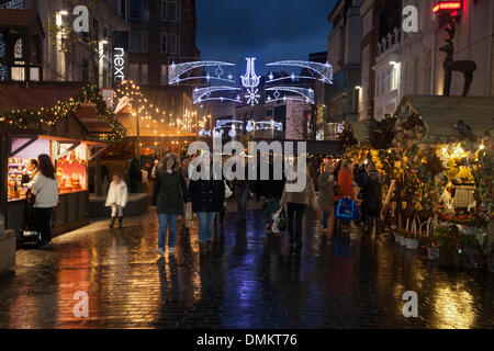 Liverpool, Merseyside, Royaume-Uni 15 décembre 2013. La rue de l'église où gros rabais offerts par les détaillants tentés par les acheteurs de Noël en grand nombre dans les rues et centres commerciaux à travers le Royaume-Uni aujourd'hui. Cela signifiait que les détaillants ont profiter de la négociation sur l'avant-dernier dimanche avant Noël. Certains des plus célèbres magasins général offert des réductions allant jusqu'à 50 % et baisser les prix jusqu'à 75 % sur une sélection de cadeaux. Des milliers de visiteurs se sont rendus à la ville centre, qui a déjà détruit ses propres enregistrements dans l'approche de Noël. Credit : Cernan Elias/Alamy Live News Banque D'Images