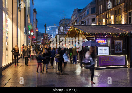 Liverpool, Merseyside, Royaume-Uni le 15 décembre 2013. La rue de l'église où gros rabais offerts par les détaillants tentés par les acheteurs de Noël en grand nombre dans les rues et centres commerciaux à travers le Royaume-Uni aujourd'hui. Cela signifiait que les détaillants ont profiter de la négociation sur l'avant-dernier dimanche avant Noël. Certains des plus célèbres magasins général offert des réductions allant jusqu'à 50 % et baisser les prix jusqu'à 75 % sur une sélection de cadeaux. Des milliers de visiteurs se sont rendus à la ville centre, qui a déjà détruit ses propres enregistrements dans l'approche de Noël. Credit : Cernan Elias/Alamy Live News Banque D'Images