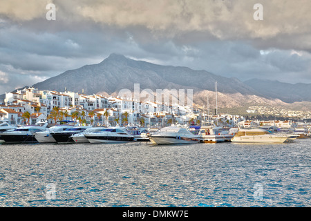 Image HDR de bateaux dans Puerto Banus, Espagne Banque D'Images