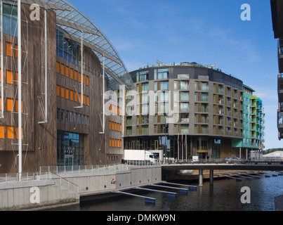 Dans l'architecture moderne scandinave Aker brygge Tjuvholmen Oslo Norvège avec le fjord d'Oslo, à la porte, le Voleur de l'hôtel Banque D'Images