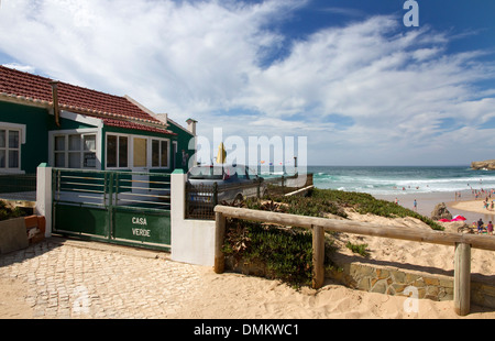 Petite maison de vacances avec vue sur la plage de Monte Clerigo, Aljezur. Ouest de l'Algarve, au Portugal. Banque D'Images