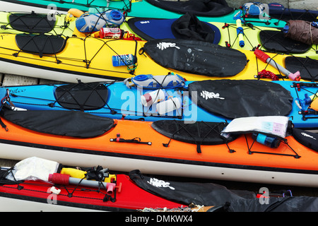 Kayaks de mer colorés sur un quai, Wrangell, Alaska Banque D'Images