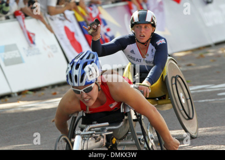 Shelly Woods GO sur son chemin à la finition 2e au marathon en fauteuil roulant womens T54 au centre commercial de jeux Paralympiques de Londres 2012. Banque D'Images