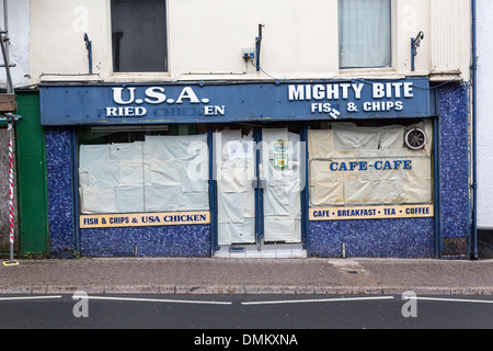 Rue haute fermée et poissons friterie, Galles, Royaume-Uni Banque D'Images