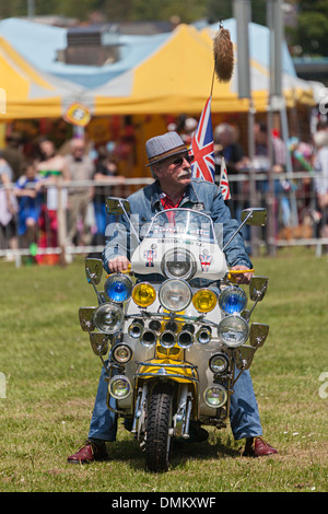 Lambretta scooter avec des lumières et des cornes, vapeur Rally, Galles, Royaume-Uni Banque D'Images