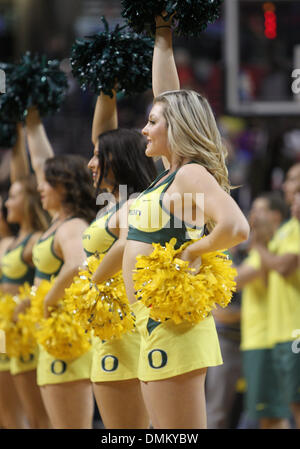 Portand, ou, aux États-Unis. 14 Décembre, 2013. 14 décembre 2013 : Oregon cheerleaders divertir le public au cours de la jeu de basket-ball de NCAA entre les canards de l'Oregon et de l'Illinois Fighting Illini au centre de Moda, Portland OU © csm/Alamy Live News Banque D'Images