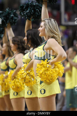 Portand, ou, aux États-Unis. 14 Décembre, 2013. 14 décembre 2013 : Oregon cheerleaders divertir le public au cours de la jeu de basket-ball de NCAA entre les canards de l'Oregon et de l'Illinois Fighting Illini au centre de Moda, Portland OU © csm/Alamy Live News Banque D'Images