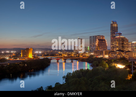 En regardant le lac Lady Bird à l'ouest, vous avez une vue magnifique de la ville d'Austin et de congrès de pont. Banque D'Images