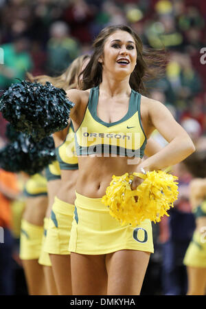 Portand, ou, aux États-Unis. 14 Décembre, 2013. 14 décembre 2013 : Oregon cheerleaders divertir le public au cours de la jeu de basket-ball de NCAA entre les canards de l'Oregon et de l'Illinois Fighting Illini au centre de Moda, Portland OU © csm/Alamy Live News Banque D'Images