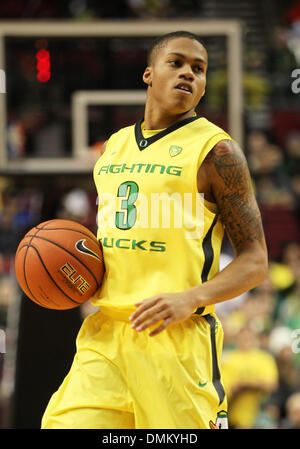 Portand, ou, aux États-Unis. 14 Décembre, 2013. 14 décembre 2013 : Oregon Ducks guard Joseph Young (3) au cours de la jeu de basket-ball de NCAA entre les canards de l'Oregon et de l'Illinois Fighting Illini au centre de Moda, Portland OU © csm/Alamy Live News Banque D'Images