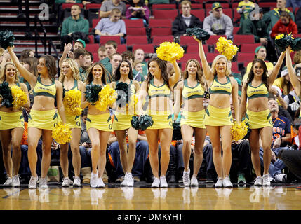 Portand, ou, aux États-Unis. 14 Décembre, 2013. 14 décembre 2013 : l'Oregon Duck cheerleaders sur le sideline encouragent leurs canards au cours de la jeu de basket-ball de NCAA entre les canards de l'Oregon et de l'Illinois Fighting Illini au centre de Moda, Portland OU © csm/Alamy Live News Banque D'Images