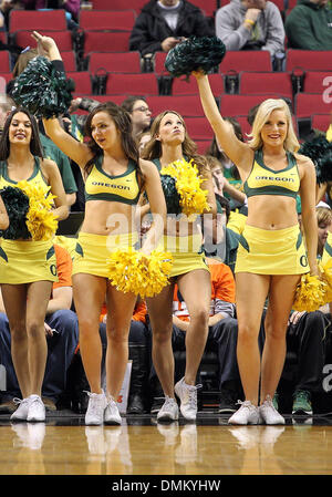 Portand, ou, aux États-Unis. 14 Décembre, 2013. 14 décembre 2013 : l'Oregon Duck cheerleaders sur le sideline encouragent leurs canards au cours de la jeu de basket-ball de NCAA entre les canards de l'Oregon et de l'Illinois Fighting Illini au centre de Moda, Portland OU © csm/Alamy Live News Banque D'Images