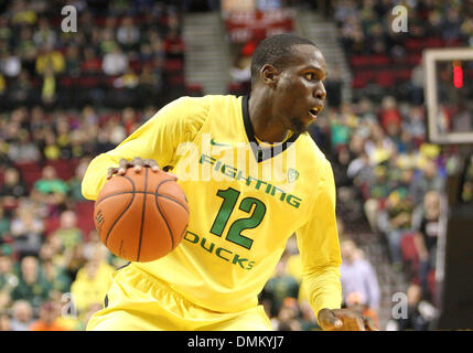 Portand, ou, aux États-Unis. 14 Décembre, 2013. 14 décembre 2013 : Oregon Ducks guard Jason Calliste (12)au cours de la jeu de basket-ball de NCAA entre les canards de l'Oregon et de l'Illinois Fighting Illini au centre de Moda, Portland OU © csm/Alamy Live News Banque D'Images