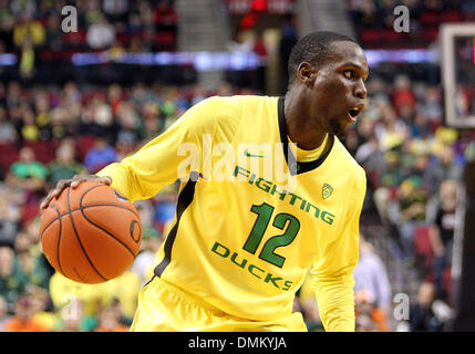 Portand, ou, aux États-Unis. 14 Décembre, 2013. 14 décembre 2013 : Oregon Ducks guard Jason Calliste (12)au cours de la jeu de basket-ball de NCAA entre les canards de l'Oregon et de l'Illinois Fighting Illini au centre de Moda, Portland OU © csm/Alamy Live News Banque D'Images