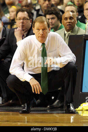 Portand, ou, aux États-Unis. 14 Décembre, 2013. 14 décembre 2013, l'entraîneur-chef de l'Oregon : Dana Altman surveille ses canards au cours de la jeu de basket-ball de NCAA entre les canards de l'Oregon et de l'Illinois Fighting Illini au centre de Moda, Portland OU © csm/Alamy Live News Banque D'Images