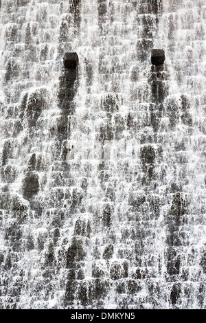 En cascade de l'eau à l'avant de l'Elan Valley réservoir, Powys, Wales, UK Banque D'Images