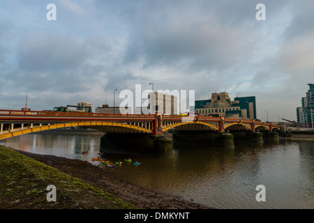 Vauxhall Bridge est un pont en arc, au centre de Londres. Banque D'Images