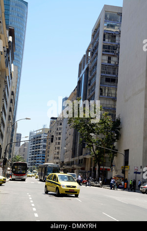 L'une des principales rues larges est Av. Graça Aranha, Centro à Rio de Janeiro, Brésil Banque D'Images