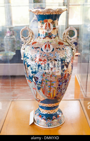 Vase antique dans l'été, musée du palais résidentiel, Sitorai Mohi Hossa Folk Art Museum, Boukhara, Ouzbékistan Banque D'Images