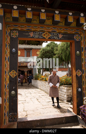 Le Bhoutan, la vallée de Bumthang, Jambey Lhakang, l'homme à l'entrée du monastère historique Banque D'Images