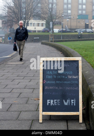 Un panneau annonçant un cafe à St Mary Redcliffe church dans le centre de Bristol, Décembre 2013 Banque D'Images