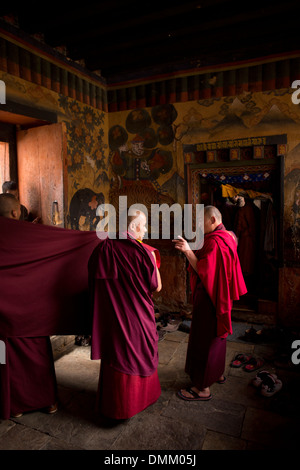 Le Bhoutan, la vallée de Bumthang, Jambey Lhakang, deux moines bouddhistes à l'intérieur de monastère Banque D'Images