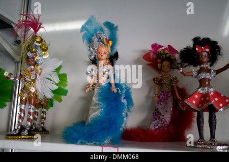 Une boutique vendant les célèbres costumes et poupées brésiliens de carnaval dans le Sambodromo au centre-ville de Rio de Janeiro, au Brésil. Banque D'Images