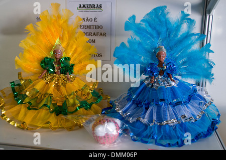 Une boutique vendant les célèbres costumes et poupées brésiliens de carnaval dans le Sambodromo au centre-ville de Rio de Janeiro, au Brésil. Banque D'Images