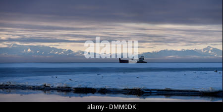 Panorama de nuages gris avec un baleinier abandonnés sur l'île Barter Kaktovik Lagoon Alaska USA avec Brooks Range, monts de l'océan Arctique de la mer de Beaufort Banque D'Images