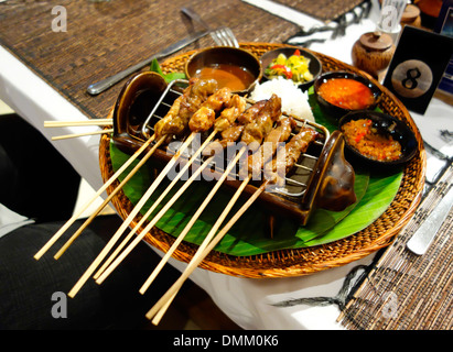 Grillades indonésienne Satay et sauce aux arachides épicée Banque D'Images