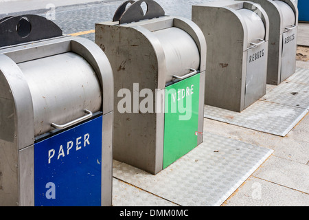 Les bacs de couleur dans la rue pour le recyclage des déchets avec des signes en Catalan. Figueres, Espagne, Europe. Banque D'Images