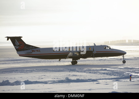 Avion décollant d'île Barter SRRP Aéroport de neige piste couverte Kaktovik Alaska USA Banque D'Images