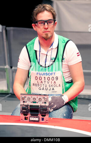 Tokyo, Japon - L'opérateur du robot de la Lettonie participe au tournoi de Sumo Robot International 2013, dans le hall (Ryougoku sumo Ryogoku Kokugikan) le 15 décembre 2013. Les lutteurs de sumo-robot de sept pays différents (le Brésil, le Mexique, la Turquie, la Lettonie, la Mongolie et l'Estonie) en compétition cette année. Le tournoi international est une partie de la All Japan Robot-Sumo Tournoi qui a eu lieu depuis 1989. Selon les règles le robot lutteur perd quand le corps touche la zone à l'extérieur de l'anneau de sumo. Credit : Rodrigo Reyes Marin/AFLO/Alamy Live News Banque D'Images