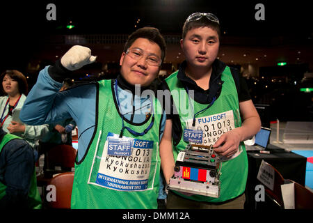 Tokyo, Japon - opérateurs de Mongolie assister à l'International, 2013 Tournoi de Sumo Robot dans le Sumo Hall (Ryougoku Ryogoku Kokugikan) le 15 décembre 2013. Les lutteurs de sumo-robot de sept pays différents (le Brésil, le Mexique, la Turquie, la Lettonie, la Mongolie et l'Estonie) en compétition cette année. Le tournoi international est une partie de la All Japan Robot-Sumo Tournoi qui a eu lieu depuis 1989. Selon les règles le robot lutteur perd quand le corps touche la zone à l'extérieur de l'anneau de sumo. Credit : Rodrigo Reyes Marin/AFLO/Alamy Live News Banque D'Images