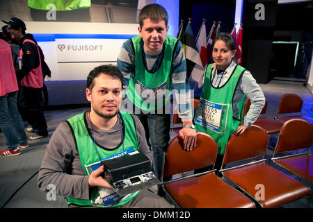 Tokyo, Japon - opérateurs de Turquie assister au tournoi de Sumo Robot International 2013, dans le hall de Sumo Ryougoku (Ryogoku Kokugikan) le 15 décembre 2013. Les lutteurs de sumo-robot de sept pays différents (le Brésil, le Mexique, la Turquie, la Lettonie, la Mongolie et l'Estonie) en compétition cette année. Le tournoi international est une partie de la All Japan Robot-Sumo Tournoi qui a eu lieu depuis 1989. Selon les règles le robot lutteur perd quand le corps touche la zone à l'extérieur de l'anneau de sumo. Credit : Rodrigo Reyes Marin/AFLO/Alamy Live News Banque D'Images