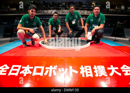 Tokyo, Japon - opérateurs du Mexique pose devant l'appareil photo sur le plan international, 2013 Tournoi de Sumo Robot dans le Sumo Hall (Ryougoku Ryogoku Kokugikan) le 15 décembre 2013. Les lutteurs de sumo-robot de sept pays différents (le Brésil, le Mexique, la Turquie, la Lettonie, la Mongolie et l'Estonie) en compétition cette année. Le tournoi international est une partie de la All Japan Robot-Sumo Tournoi qui a eu lieu depuis 1989. Selon les règles le robot lutteur perd quand le corps touche la zone à l'extérieur de l'anneau de sumo. Credit : Rodrigo Reyes Marin/AFLO/Alamy Live News Banque D'Images