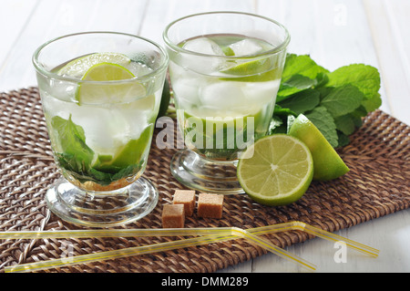 Mojito cocktail dans le verre avec de la chaux et de menthe sur napperon en osier Banque D'Images