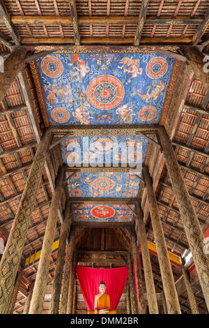 Peintures de toit à Wat Maha Leap - Tbong Khmum Province, Cambodge Banque D'Images