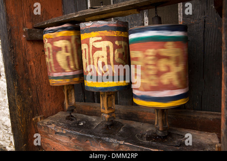Le Bhoutan, la vallée de Bumthang, Jambey Lhakang, monastère, tourner les roues de prière Banque D'Images
